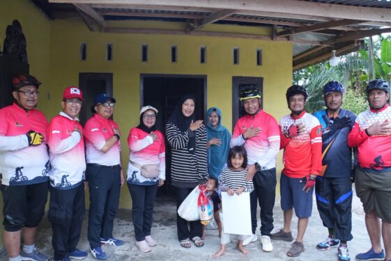 Gowes Sambil Berbagi di Kabupaten Kampar: Bupati, Wabup dan Koseka Salurkan Puluhan Paket Sembako