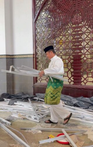 Gotong Royong Persiapan Idulfitri, Bupati Ahmad Yuzar Pimpin Pembersihan Masjid Islamic Center Bangkinang